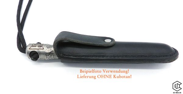 Handgefertigtes schwarzes Lederholster für Kubotan HC-22/HC-22-2, ca. 135 mm lang, 31 g leicht, für Gürtel bis 45 mm, auf weißem Hintergrund – Zubehör, Verwendung eigenverantwortlich.